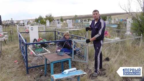 «Никто не забыт, ничто не забыто». Полицейские Кизильского района убрались на могиле ветерана