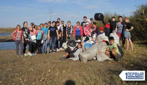 Этой традиции – 20 лет. Сыртинские школьники очистили берег Урала от мусора