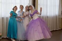 Платье в пол, перчатки, веер. Кизильские ребята посетили фестиваль исторических танцев